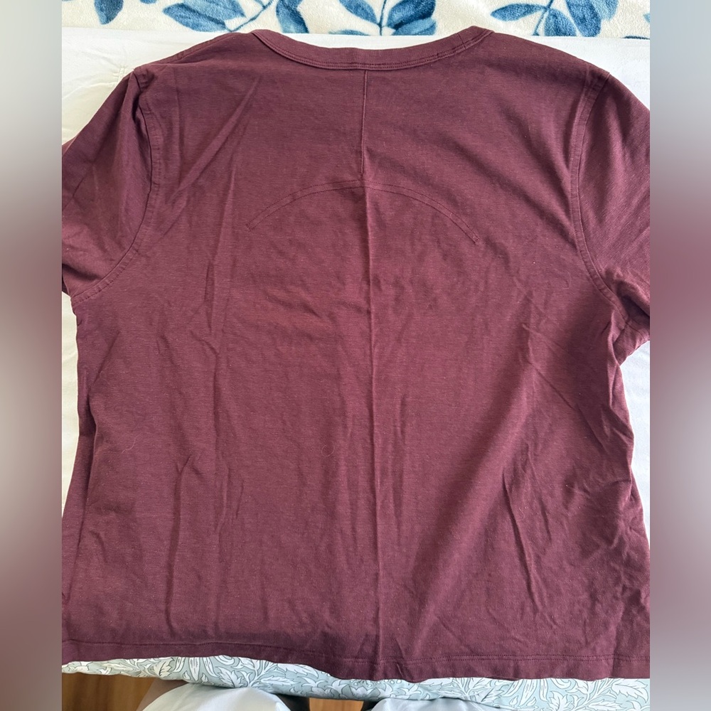 Lululemon Classic Fit Cotton Blend T-Shirt in Red Merlot Size 8 - Picture 2 of 3